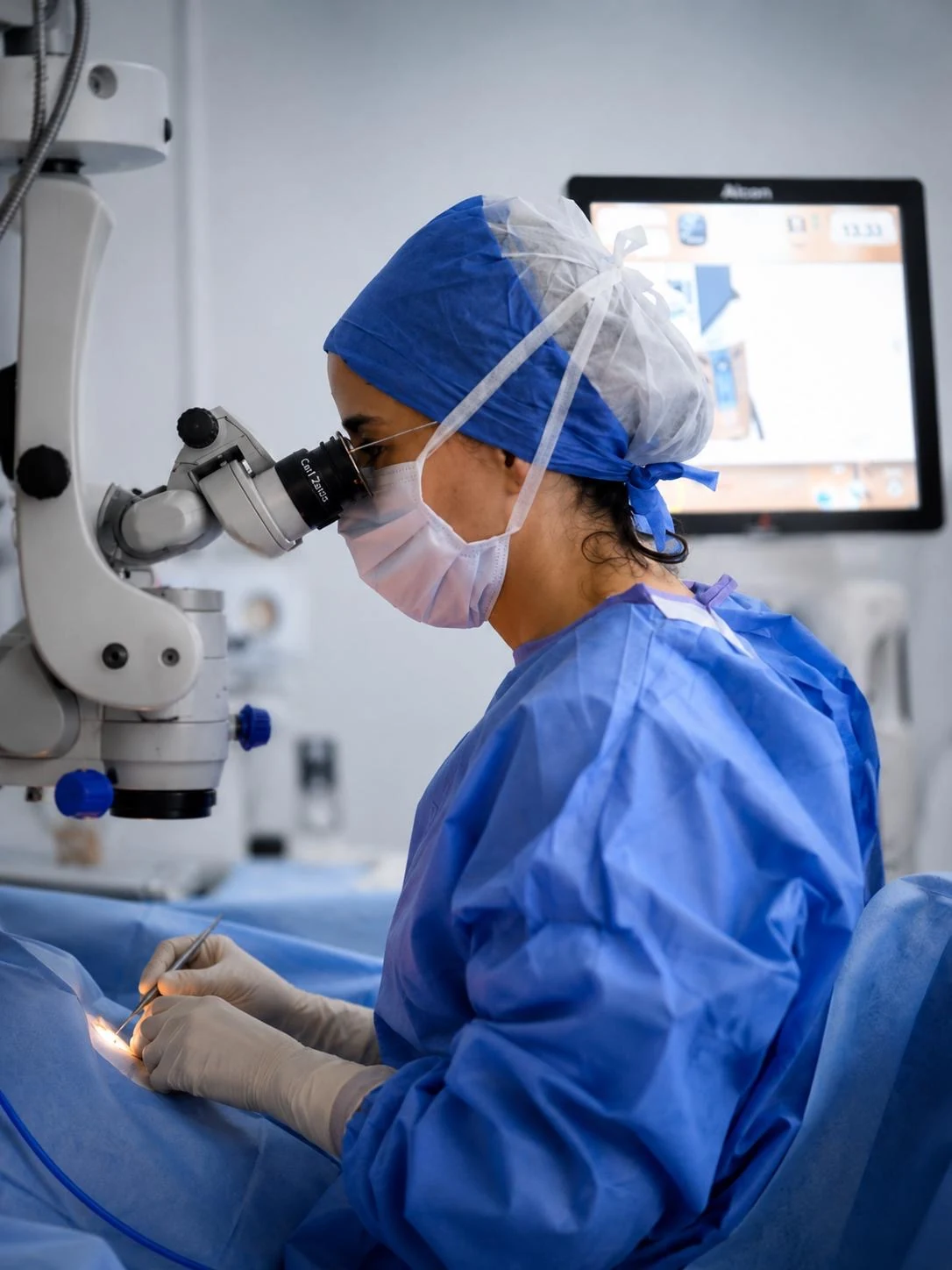 Le Dr Sarra Gattoussi au bloc opératoire, en chirurgie au microscope