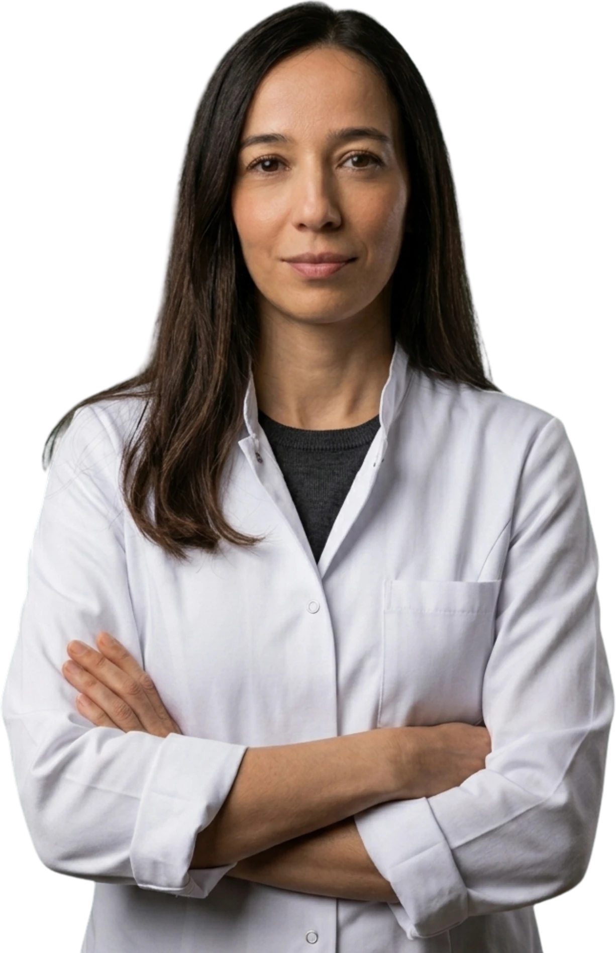 Dr Sarra Gattoussi, ophtalmologue, en blouse, les bras croisés